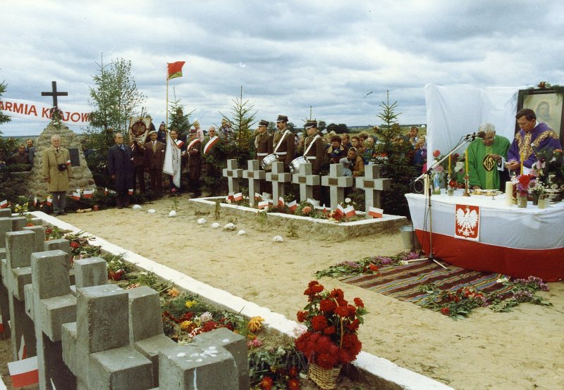 KKE 4901.jpg - Fot. Poświęcenie i otwarcie cmentarza żołnierzy AK w Surkonta - koło Lidy. Cmentarz zabitych żołnierzy AK w VIII 1944 r. przez wojska sowieckie, Surkonty – koło Lidy, 25 VIII 1991 r.